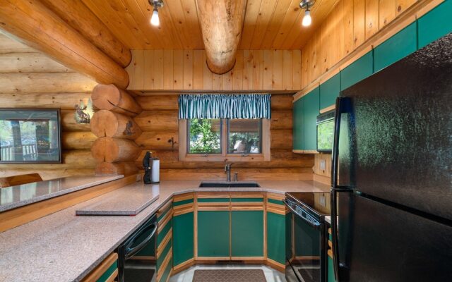 Moosehead Lodge 3 Bedroom Home by NW Comfy Cabins