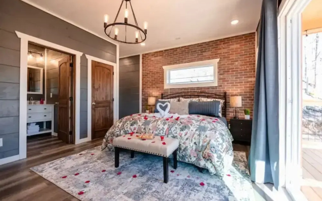 Romantic Cabin Retreat By Ghosal Luxury Lodging