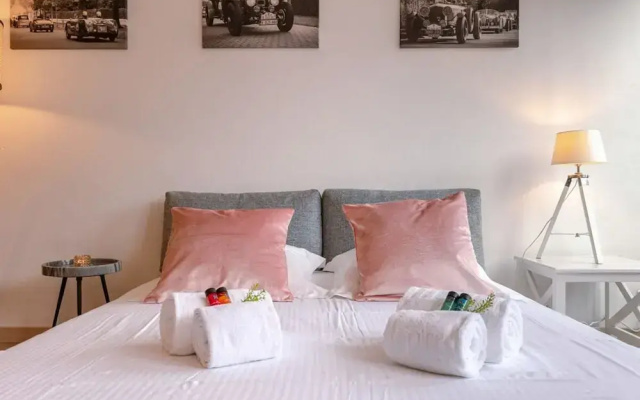 Beautiful and Spacious Studio With Side Seaview