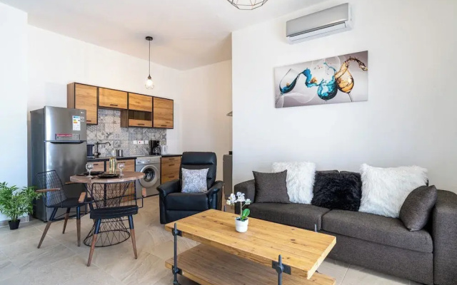Nala - 2 Bedroom Apt & Patio in Larnaca