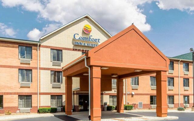 Comfort Inn & Suites near Tinley Park Amphitheater