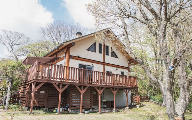 Izu House Luxury Log with Cozy Fireplace