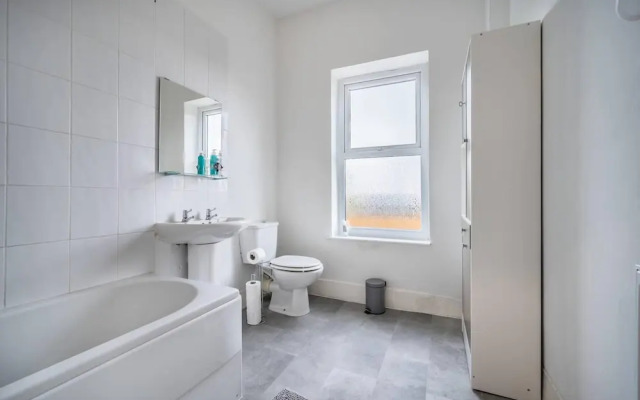 Modern Spacious 2 Bedroom House in Leigh