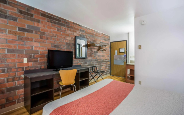 Motel 6 Madison, WI - East