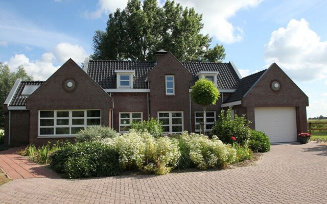 Luxurious, Detached Holiday Home Right by the Water