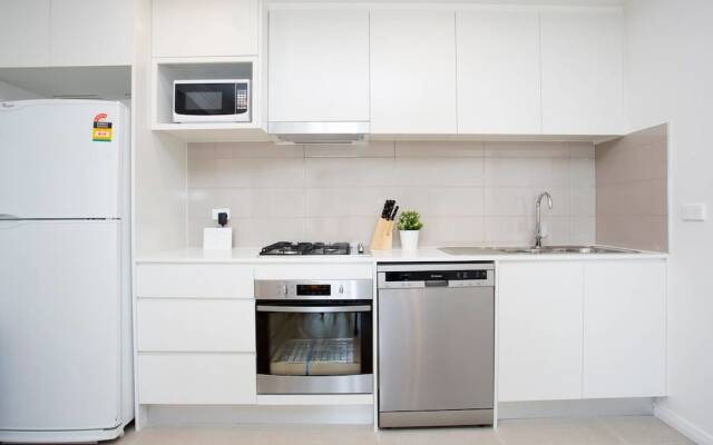 Designer Executive Apartment + Parking near Train