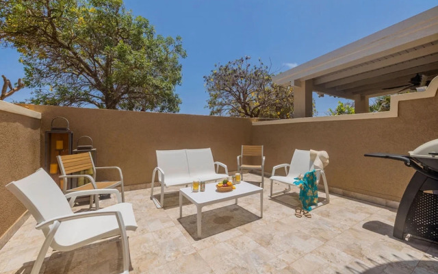 Upscale Gated Community Oasis Close to the Beach