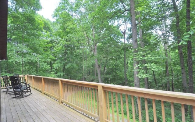 Sqyrls Nest - 3BR Retreat With a Hot Tub