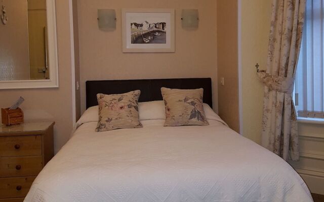 Crescent Lodge Guest House