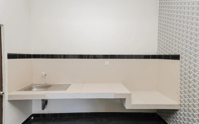 RedDoorz Syariah near Green Park Jatiwarna