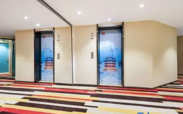 Yixiang Hotel (Wuhan Wansongyuan Wangjiadun East Metro Station)