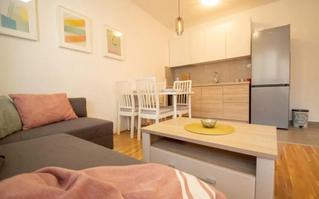 White Fields-Central 2-bdrm apartment with parking