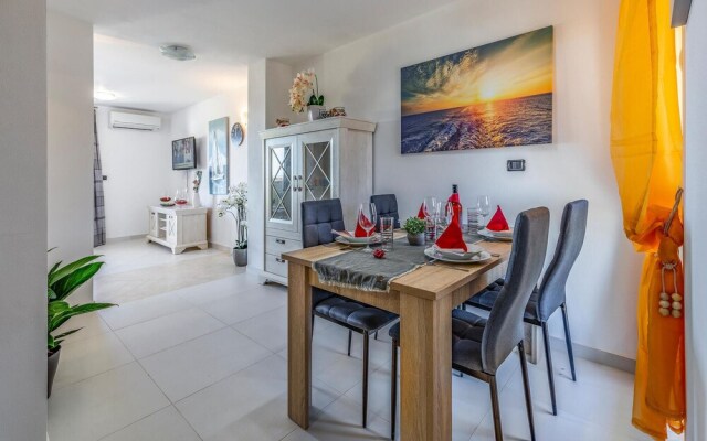 Nice Apartment in Liznjan With 1 Bedrooms and Wifi