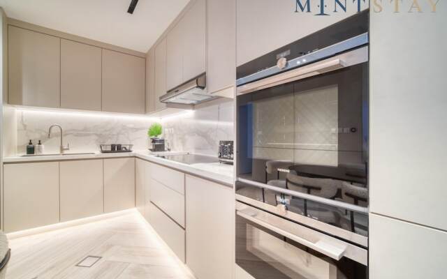 Exclusive 2BR Apt With Superb Balcony Marina Views