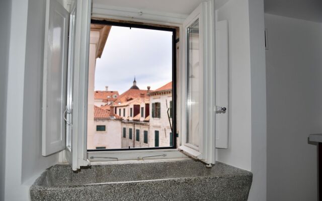 SUNce Palace Apartments with free offsite parking