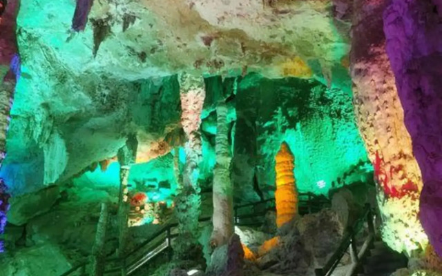 Yiliang Yuwang Theme Hotel