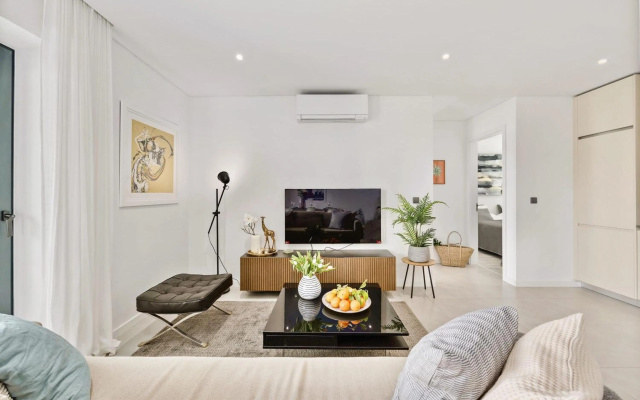 Luxorious Beachside Apartment with Pool