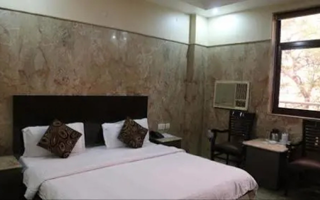 OYO Premium WEA Karol Bagh 2