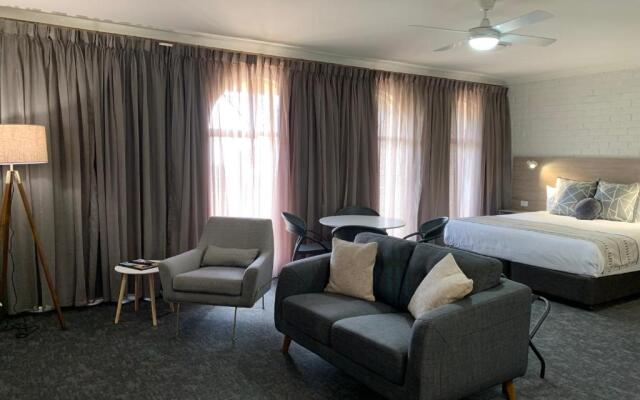 Hamilton's Henry Parkes Motor Inn, Parkes