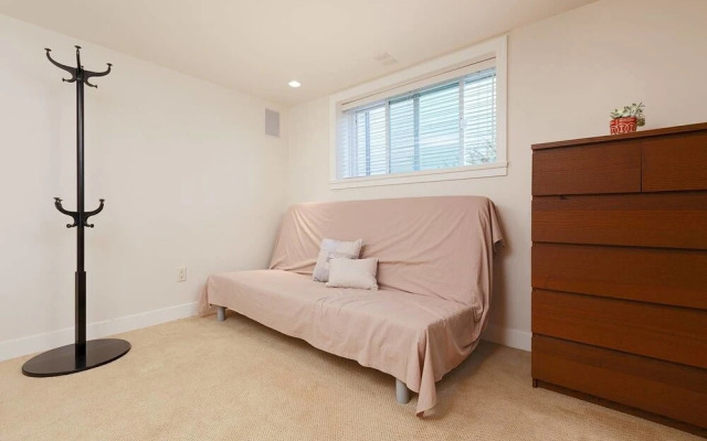 Cozy 3 Bedroom Suite near Queen Elizabeth Park