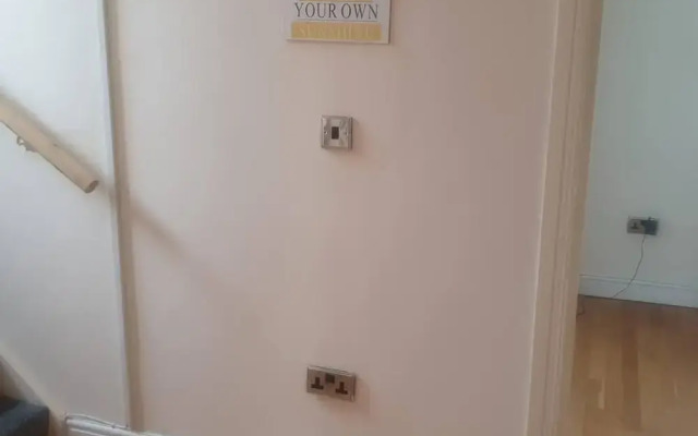 Lovely 4-bed Apartment in Harrow