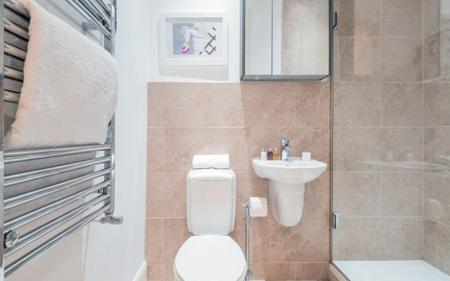 Stunning Home Near Earl's Court by Underthedoormat