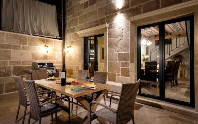 Luxury Palazzo v. Pelsocz Hvar Town