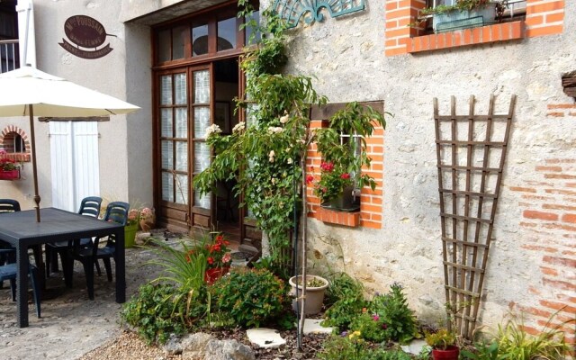 House With one Bedroom in Mer, With Enclosed Garden and Wifi