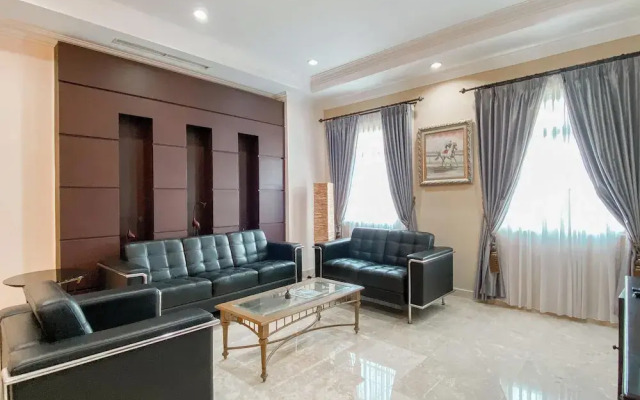 Spacious And Modern Look 3Br Bellezza Apartment