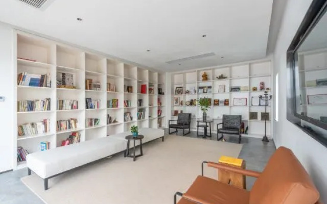 Jinghu Greater Bay Area Renwen Hotel