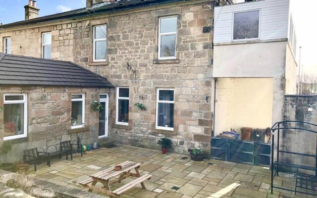 A Spacious Flat with Character - Private Car Space