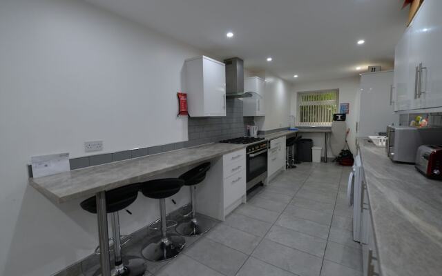 Enticing Holiday Home in Coventry With Garden