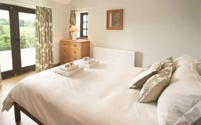 Host Stay Tregaer Mill Barn