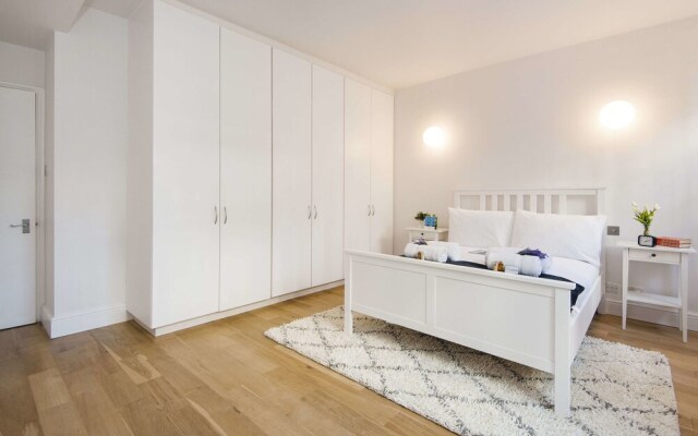 The Spacious Prince of Wales Apartment - CVO