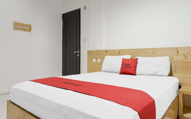 RedDoorz Plus near Dharmawangsa Square 2