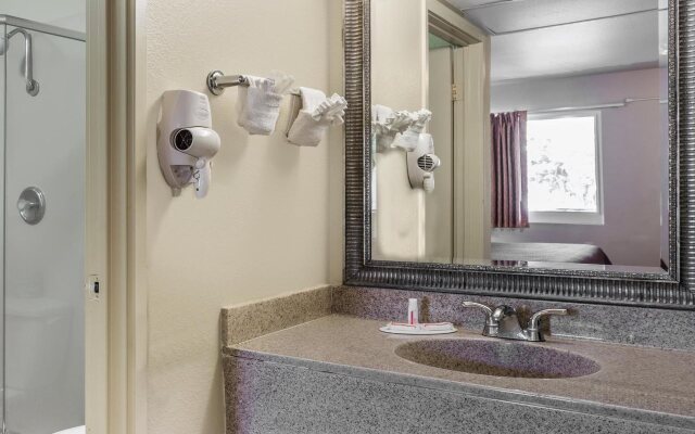 Motel 6 Riviera Beach, FL