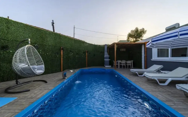 Villa With Private Pool Near Airport in Muratpasa