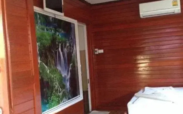 Floating Island Seafood & Resort