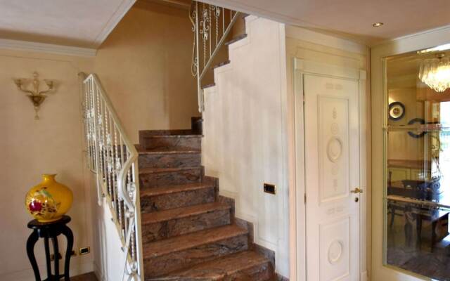 Luxurious Villa in Lombardy with Garden & Hot Tub