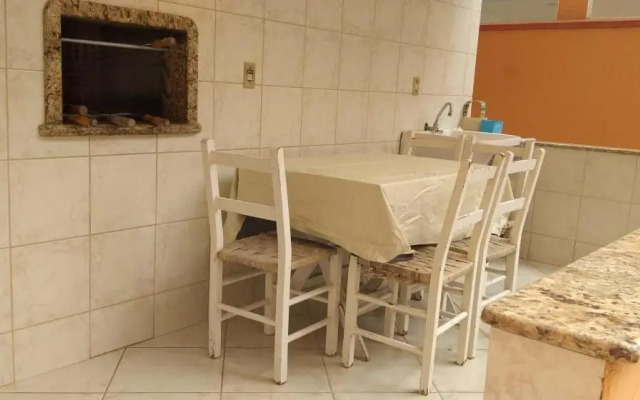 Casa 02 dorm na Rua Salmao