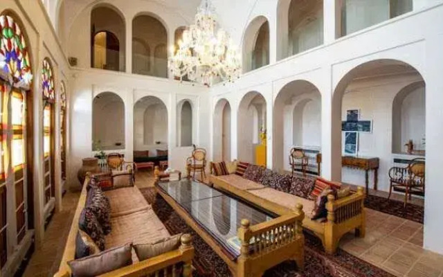 Manouchehri Traditional House And Hotel
