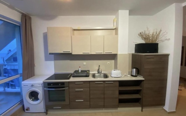 1-bed Modern Sea View Apartment in Aparthotel