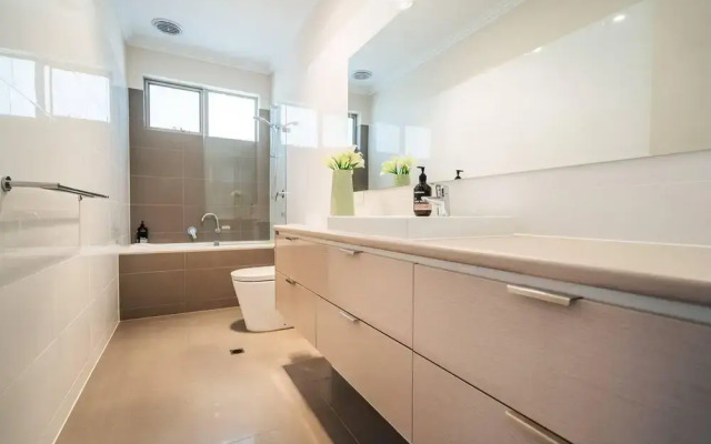 La Bella Vita-beachfront Living - Lift - Sunset Views