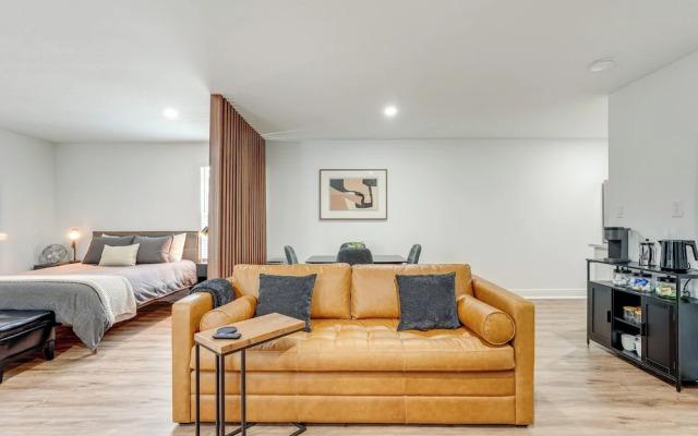 Stylish Lakeland Studio w/ Workspace