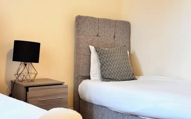 Heathrow Stay 5 Mins to the Terminals