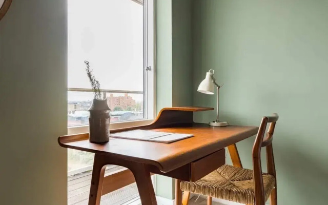 The Limehouse Classic - Endearing 2bdr Flat With Balcony