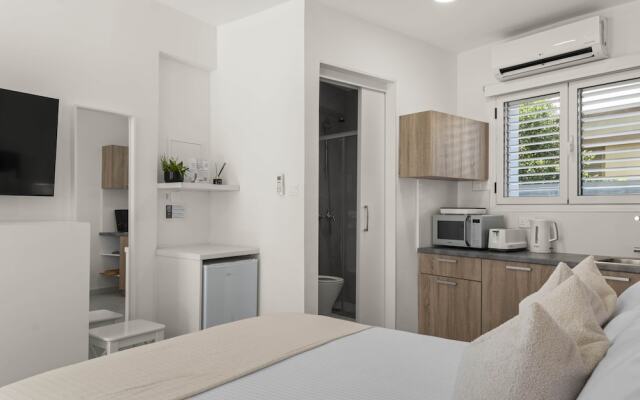 Phaedrus Living: Alkminis Seaside Suites Verano