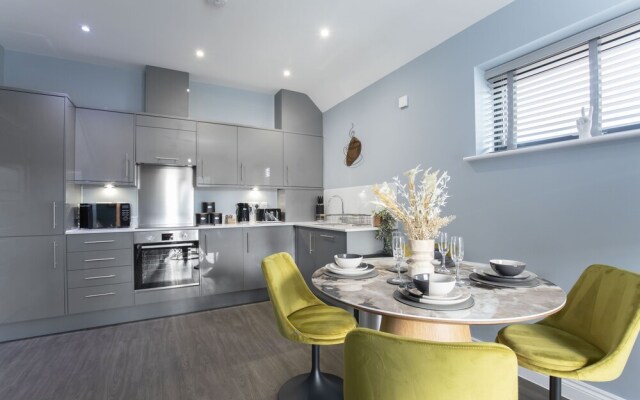 Elliot Oliver - Luxurious Two Bedroom Apartment in The Docks