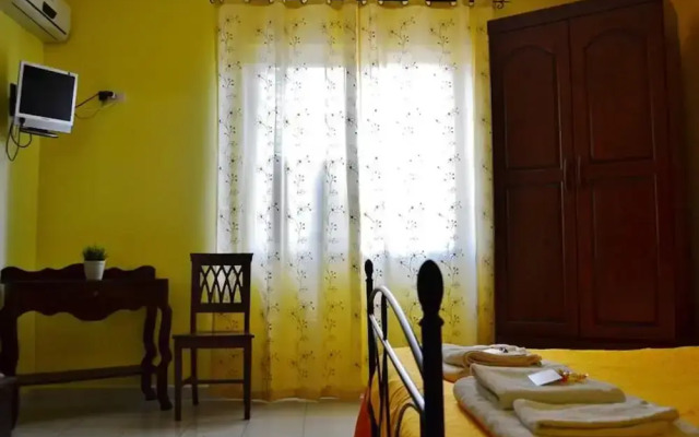 Yellow Room - B b S Elia