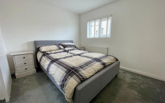 Impeccable 2-bed Apartment in Scarborough
